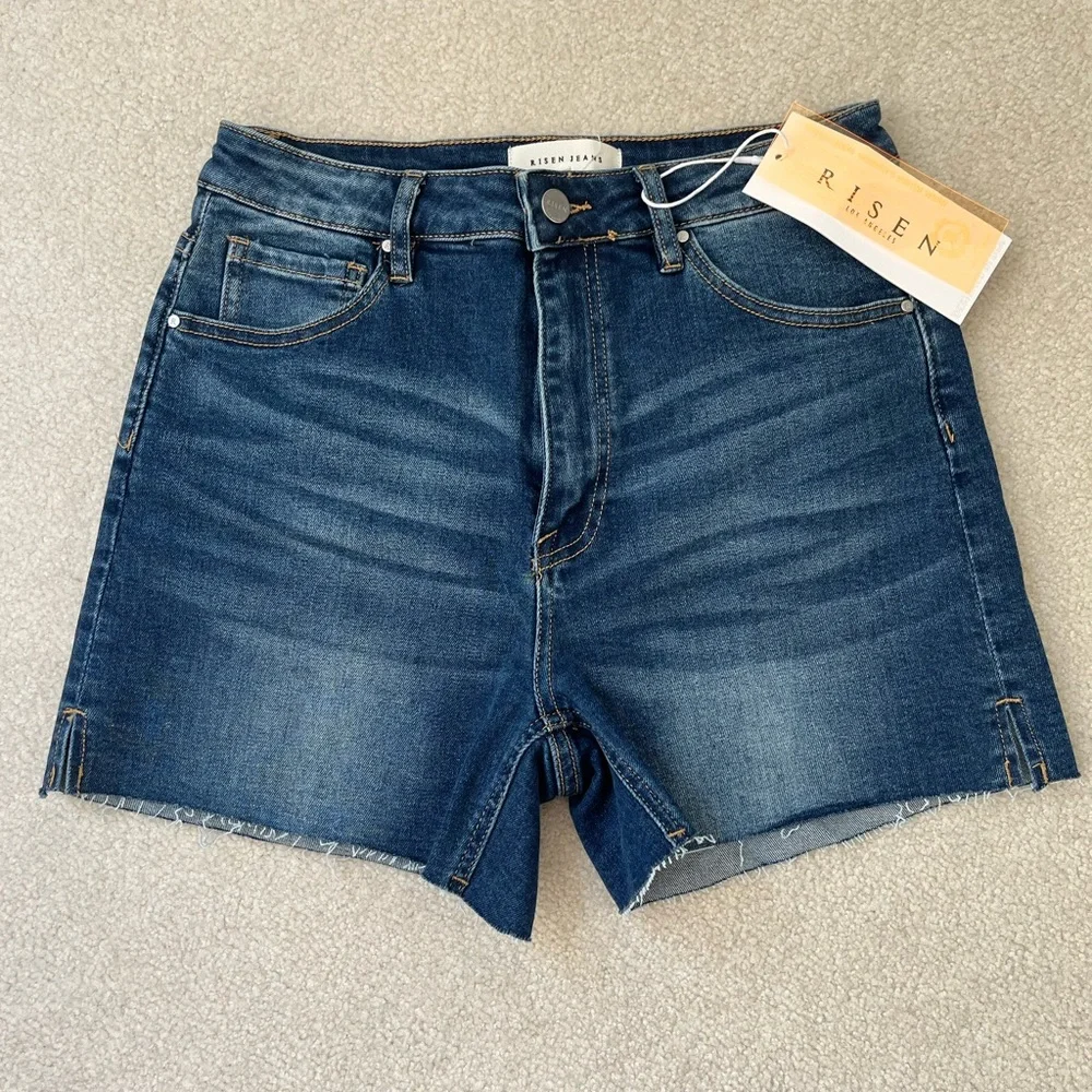 Women’s Risen Denim jean shorts - Picture 3 of 8